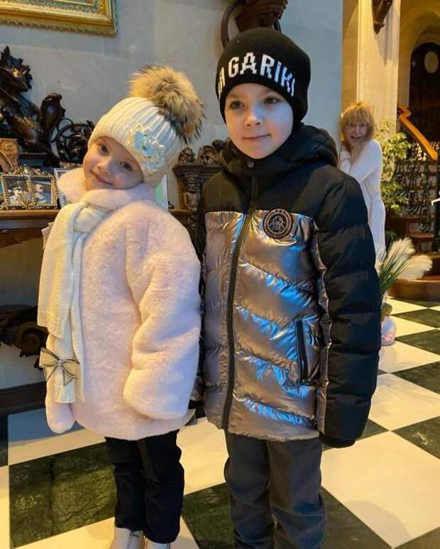 Галкин показал Пугачеву в халате и без парика. В Сети обсудили честное фото примадонны