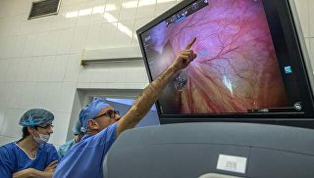 Онкологическая операция с применением робота-хирурга Да Винчи. Архивное фото