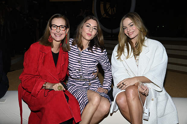 Марго Робби, Ванесса Паради и Шарлотта Казираги на коне: как прошел показ Chanel в Париже