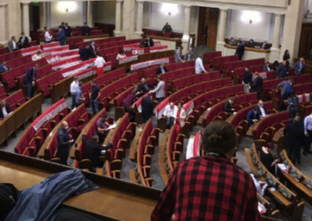 Раду украсили флагами белорусской оппозиции