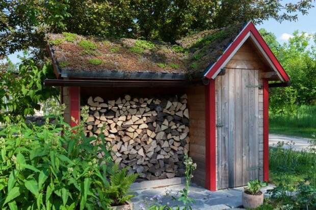 Если площадь двора позволяет, то можно соорудить небольшую постройку для хранения дров с небольшим техническим помещением 