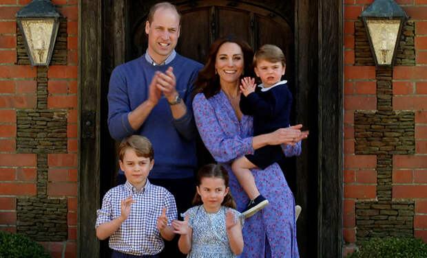 Игры на пляже и работа в огороде: принц Уильям поделился новыми снимками принцев Джорджа, Луи и принцессы Шарлотты
