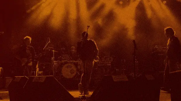 Верка Сердючка моет полы дома в Киеве, пока в стране идут военные действия