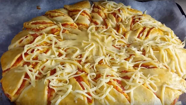 Пирог с сыром и калбасой