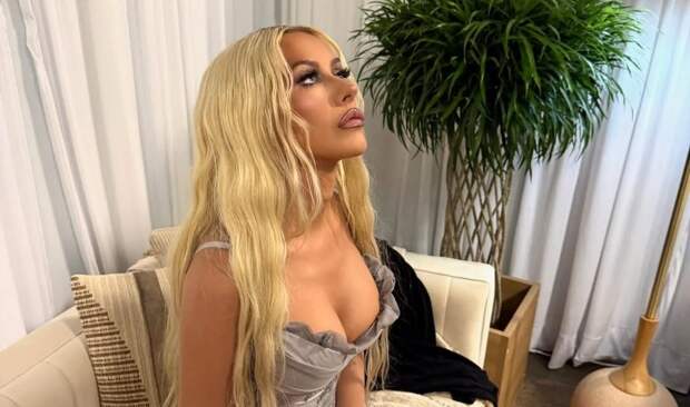 Певица Кристина Агилера снялась в боди и кожаных ботфортах