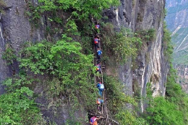 Единственная дорога в школу идет через скалы. Единственная дорога в школу идет через скалы.