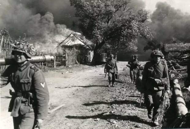 немцы сжигают село в Белоруссии. источник:Яндекс.Картинки