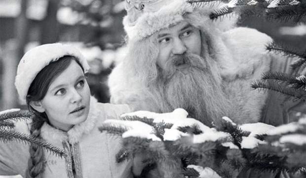 Кажется, где-то рядом бродит Кащей... или злой Кот-Баюн. Дед Мороз и Снегурочка в подмосковном лесу. 1971 год. Фото: Виктор Великжанин.