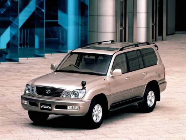 Печальное зрелище: брошенный в лесу Land Cruiser весь порос мхом