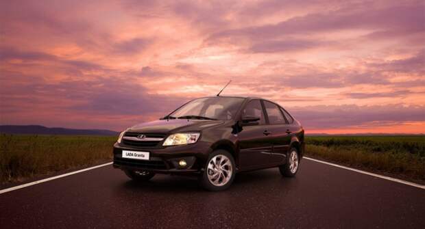 В автосалонах АВТОВАЗа появились недорогие седаны LADA Granta 2022 года выпуска
