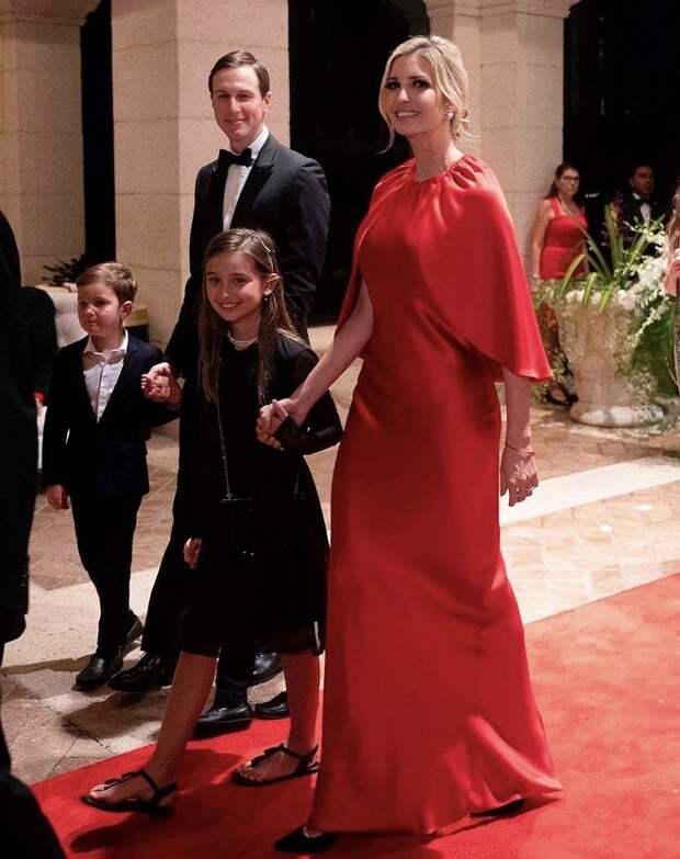Лучшее платье новогодней ночи: Иванка Трамп в красном шелке (фото 2)