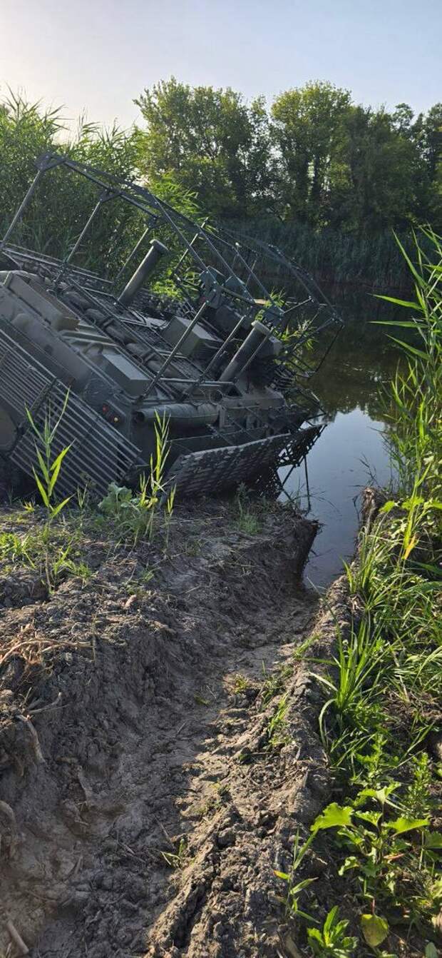 Попытка заплыва БТР-82АТ через реку, наглядно демонстрирующая все сложности