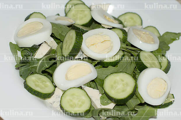 Яйца нарезать кружками и разложить на поверхности салата.
