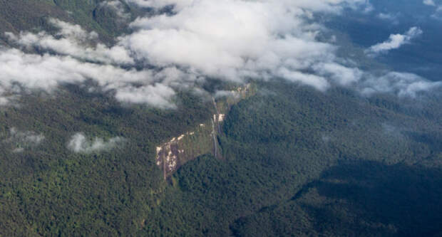 Тепуи Рорайма. The view from the plateau of Roraima on the Grand Sabana - Venezuela, Latin America. Фото Curioso - Depositphotos