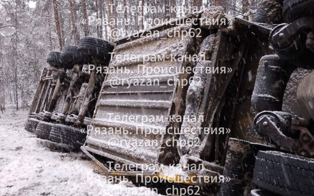 На повороте в сторону Спас-Клепиков опрокинулся грузовик