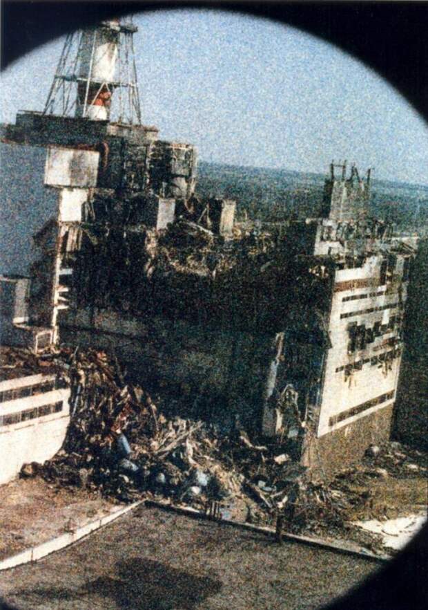 Чернобыльская АЭС спустя 14 часов после взрыва. Фото сделано фотографом Игорем Костиным с вертолета Чернобыльская АЭС спустя 14 часов после взрыва. Фото сделано фотографом Игорем Костиным с вертолета