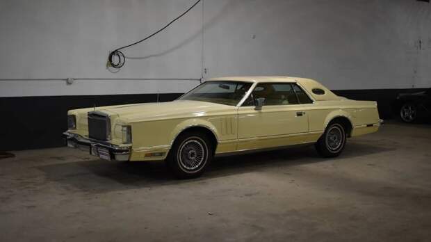 Пара Lincoln Continentals 1979 года без пробега уйдет с молотка