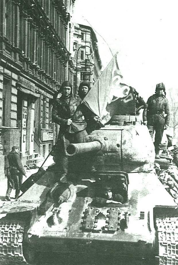 33. Танк Т-34-85 на берлинской улице в мае 1945 года. Танк с пушкой ЗиС-С-53 поздних выпусков 1944 года Великая Отечественная война, берлин, война, история, фотографии