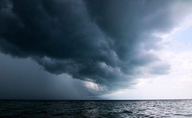 На Сочи надвигается шторм: жителей предупредили о смерчах и селях