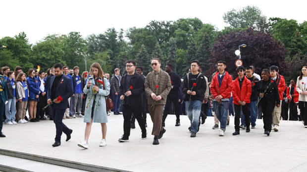 В Краснодаре прошла торжественная церемония возложения цветов