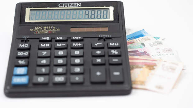 Реальная средняя зарплата в РФ оказалась на треть ниже официальной