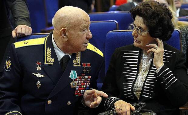 Валентина Гагарина с Алексеем Леоновым на свой 84 день рождения. Валентина Гагарина с Алексеем Леоновым на свой 84 день рождения.
