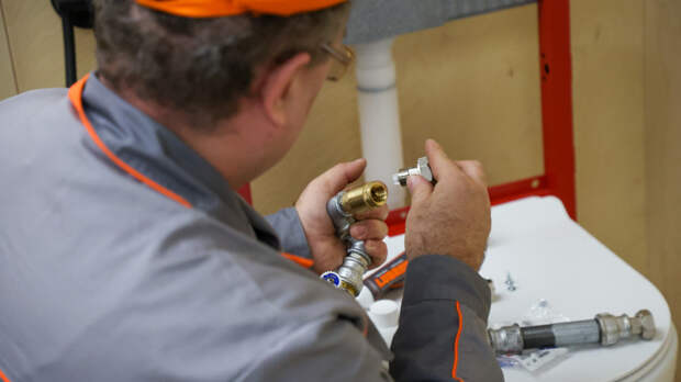 Разводной ключ вместо мышки: почему сантехники стали востребованнее IT-специалистов