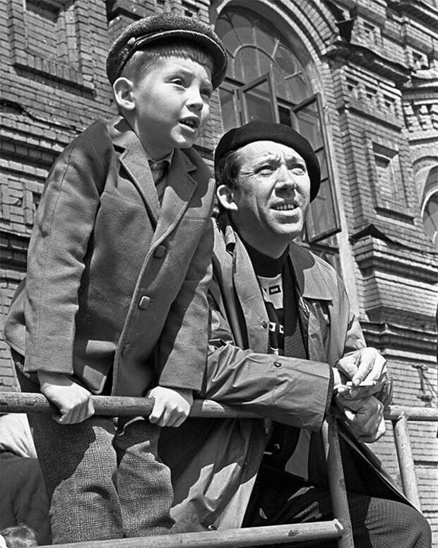 Юрий Никулин с сыном Максимом на Красной площади, 1963 год знаменитости, исторические фотографии, история, редкие фотографии, фото