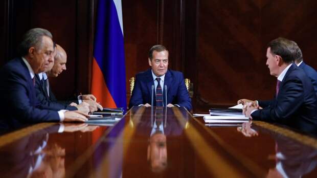 Исправляют свои же ошибки: Правительство Медведева надеется выплыть за счёт 4-дневной недели - эксперт
