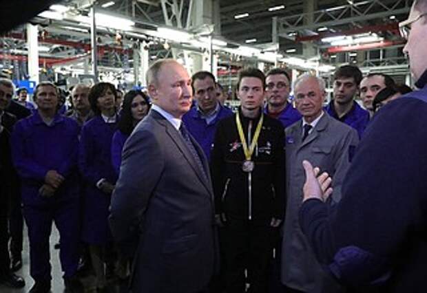 Во время посещения автоконцерна «КамАЗ» Владимир Путин пообщался с сотрудниками предприятия.