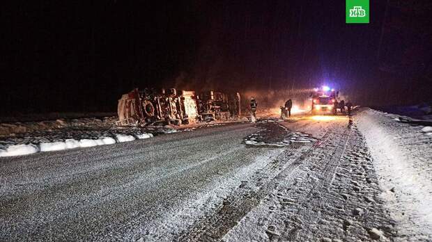 Тонна керосина вылилась на трассу после ДТП в Свердловской области