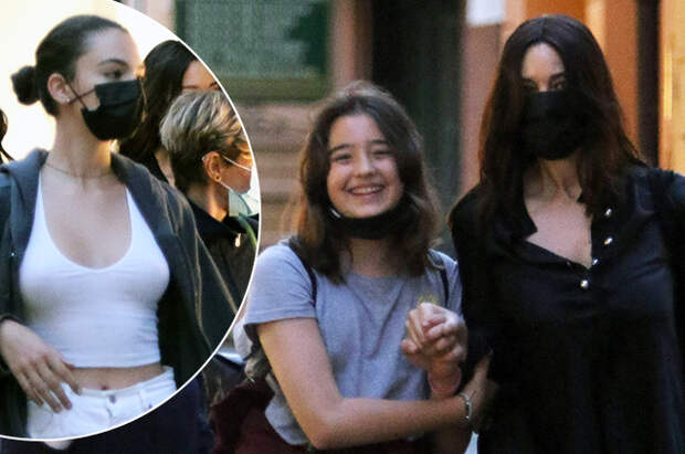 Моника Беллуччи на прогулке с дочерьми Девой и Леони в Портофино