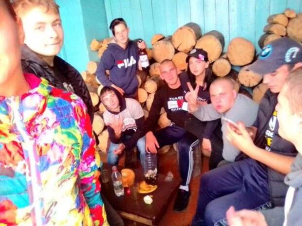 Веселый австралийский фестиваль с пивом, музыкой и голыми задницами Веселый австралийский фестиваль с пивом, музыкой и голыми задницами