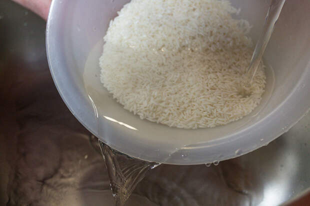 Считается, что рис нужно промывать до тех пор, пока он не станет прозрачным. /Фото: ic.pics.livejournal.com