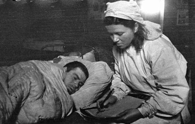 Рабочий день врачей, санитарок, медсестер нередко длился несколько суток. На фото: сестра медсанбата пишет письмо родным под диктовку раненого солдата. Рабочий день врачей, санитарок, медсестер нередко длился несколько суток. На фото: сестра медсанбата пишет письмо родным под диктовку раненого солдата. - Sputnik Казахстан