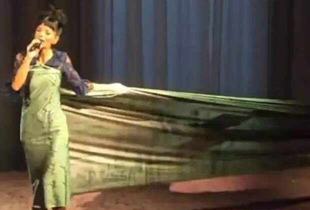 Лили Аллен выступила в платье с доказательством измен бывшего мужа