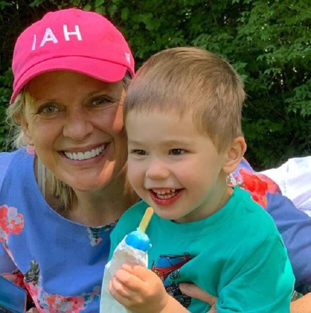 Бабушка гордится своим 3-летним внуком, который помогает заботиться о пчелах, и сделала ему отличный подарок