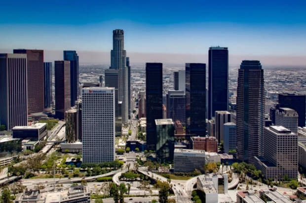 В Лос-Анджелесе жители встретили Новый год у счётчика погибших от курения