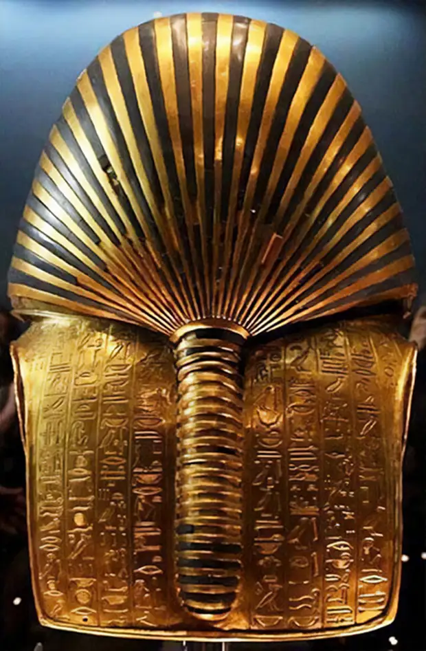 Задняя сторона маски Тутанхамона. 