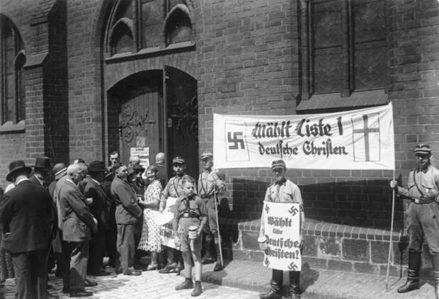 19. Члены НСДАП с предвыборной агитацией у ворот церкви, Берлин, 23 июля 1933 г германия, история, фото