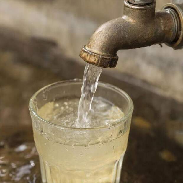 «Это всего лишь фитопланктон»: в Керчи жёлтую и вонючую воду назвали безопасной и питьевой