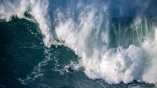 Kai Lenny surfing 