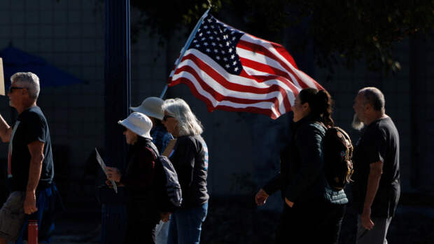 Противники миграционной службы США заперлись в офисе мэра Сан-Диего