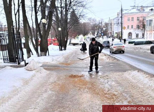 Представьте себе знакомую картину зимой дорогу обильно посыпали противогололедной соляной смесью