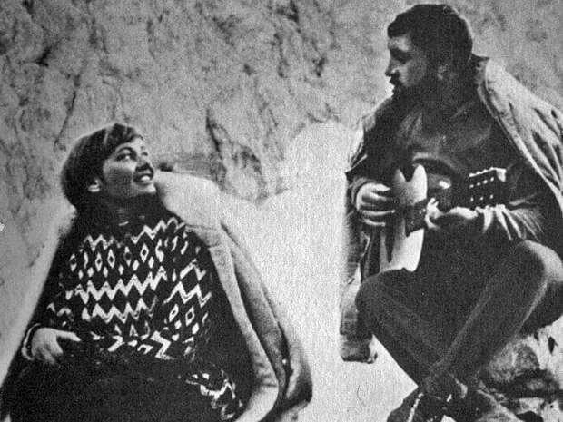 Владимир Высоцкий и Лариса Лужина на съемках фильма *Вертикаль*, 1966 | Фото: echo.msk.ru Владимир Высоцкий и Лариса Лужина на съемках фильма *Вертикаль*, 1966 | Фото: echo.msk.ru