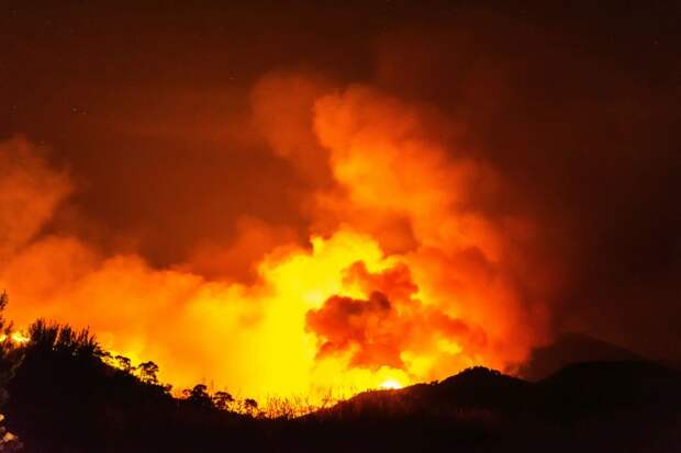 Украинская САУ "Гвоздика" взорвалась, как вулкан, ее агонию сняли на видео