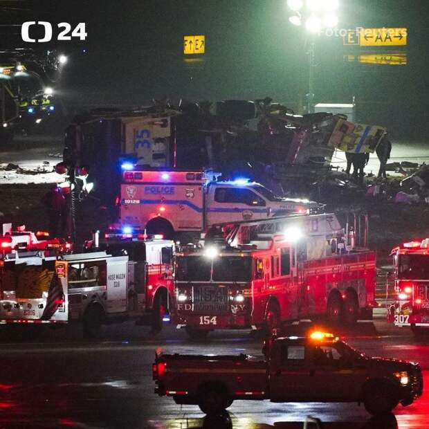 В аэропорту Ла-Гуардия в Нью-Йорке самолет столкнулся с пожарной машиной на