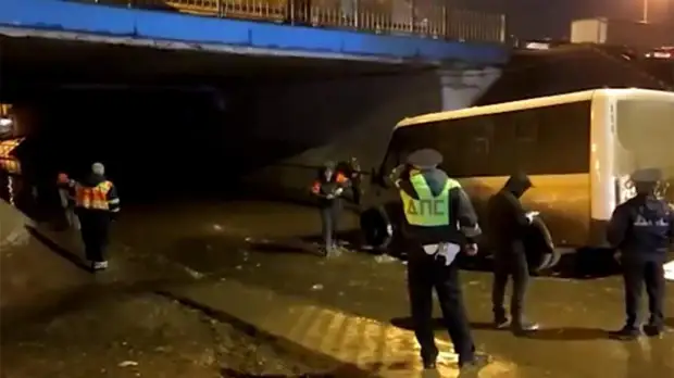 Появились кадры затонувшей маршрутки в московском тоннеле
