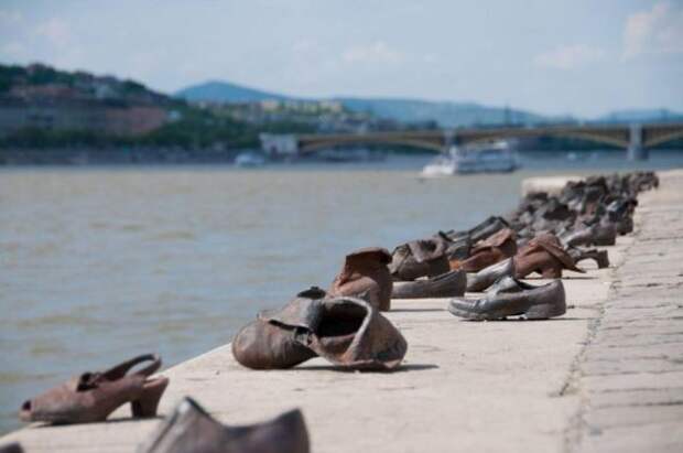 На берегу Дуная стоят 60 пар чугунных ботинок, зачем они там