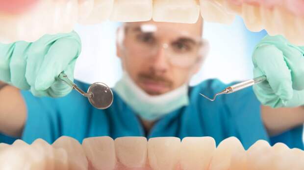 Женщина устала ждать приема у стоматолога и удалила себе 13 зубов